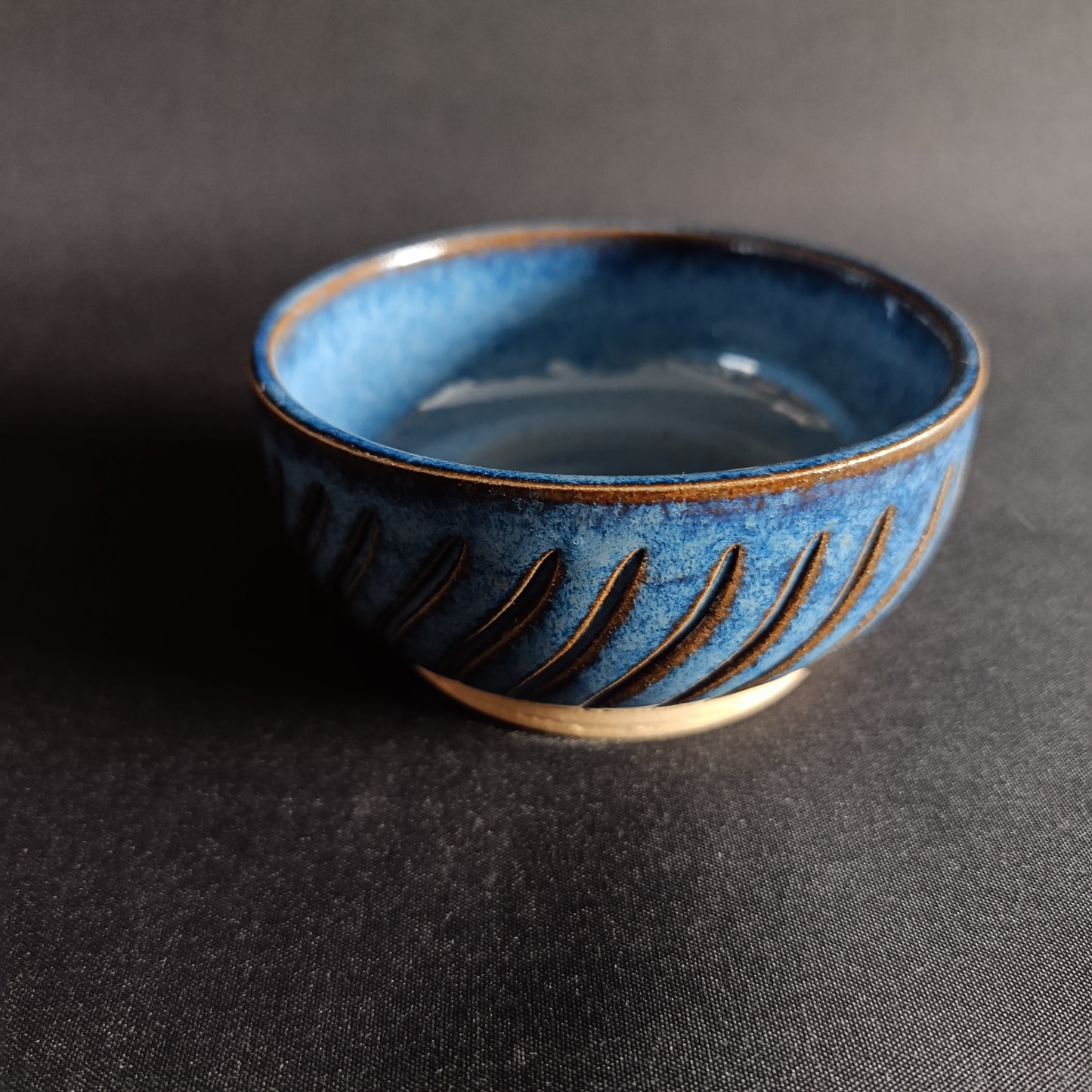 Steingutschale aus der „BLU“-Linie