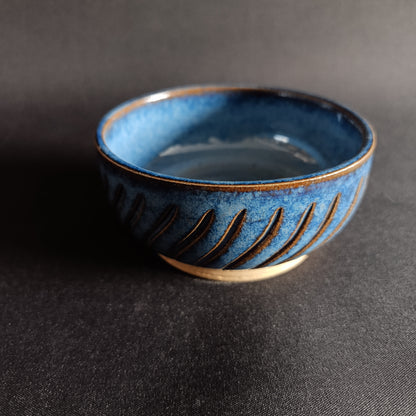 Steingutschale aus der „BLU“-Linie