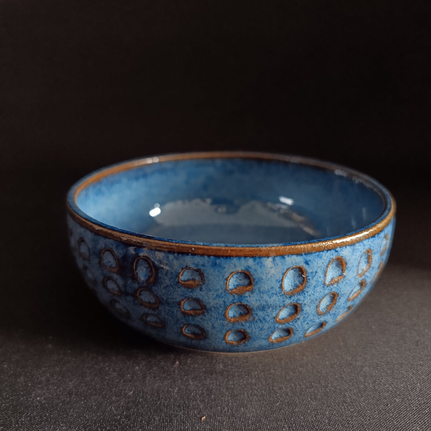 Steingutschale aus der „BLU“-Linie