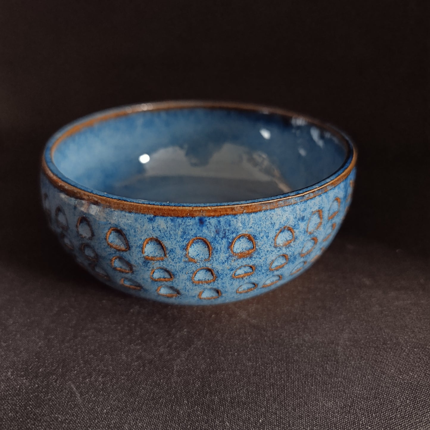 Steingutschale aus der „BLU“-Linie