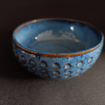 Steingutschale aus der „BLU“-Linie