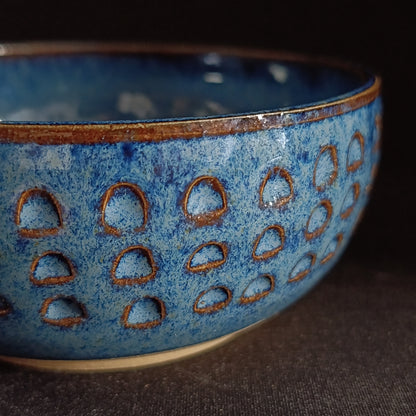 Steingutschale aus der „BLU“-Linie