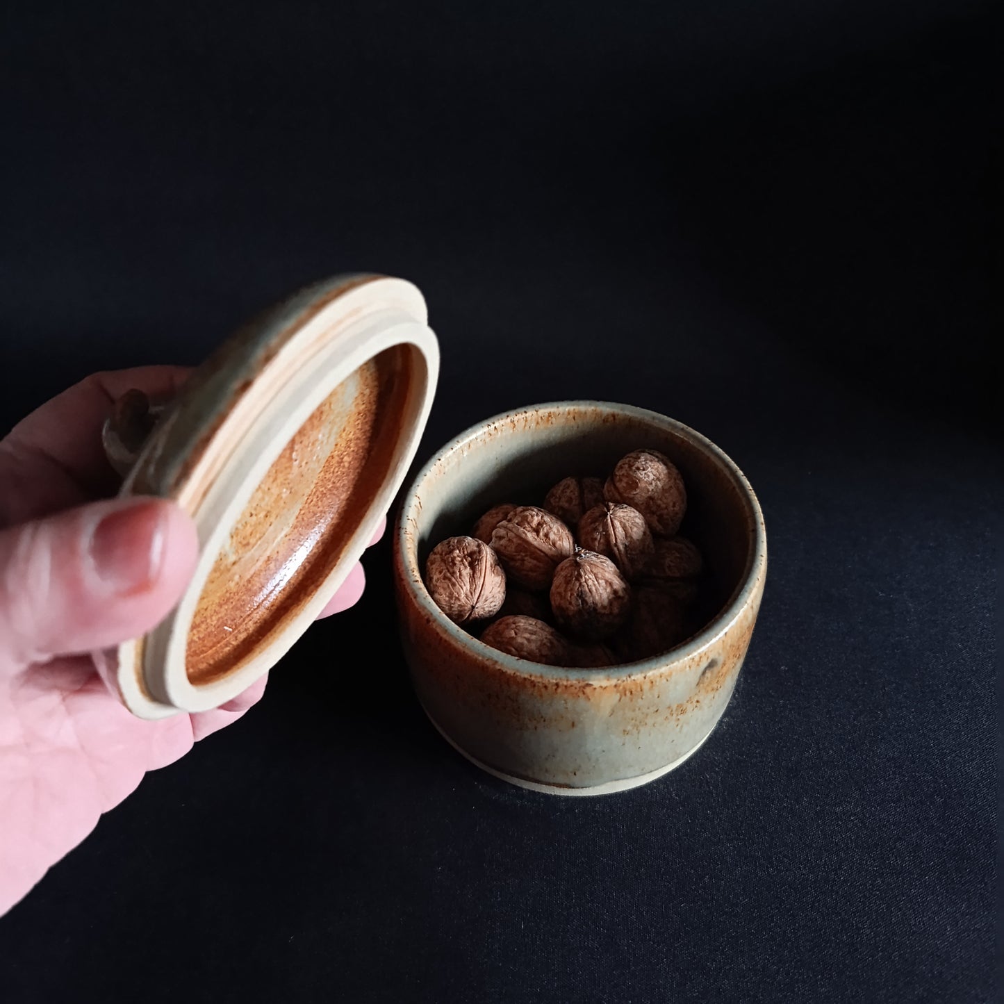 Stoneware jar with lid from the "TERRA" line